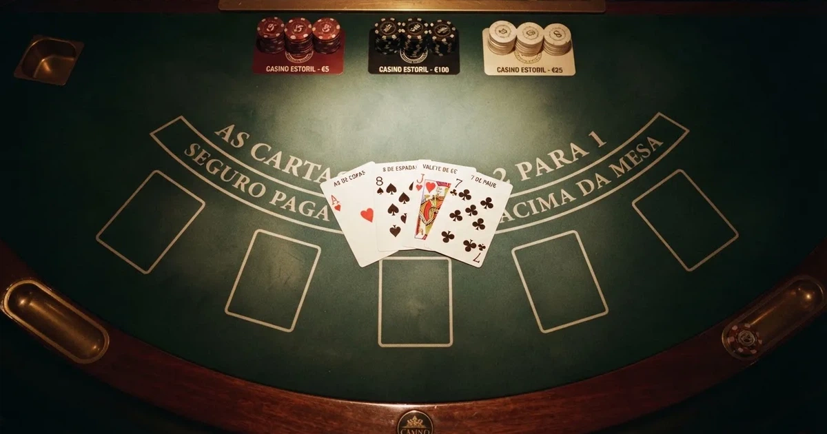 Mesa de jogo iluminada com cartas, vista de cima — jogos de casino em portugal